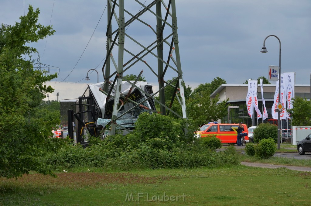 Schwerer Bus Unfall Koeln Porz Gremberghoven Neuenhofstr P131.JPG - Miklos Laubert